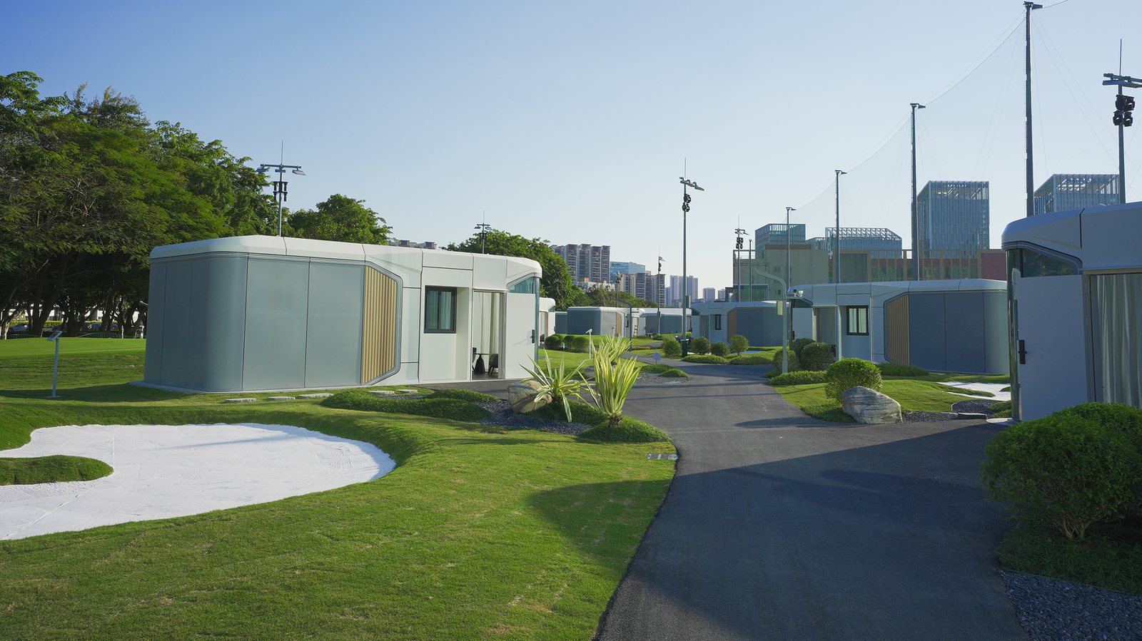 元宇宙GOLF太空舱群落与草坪果岭